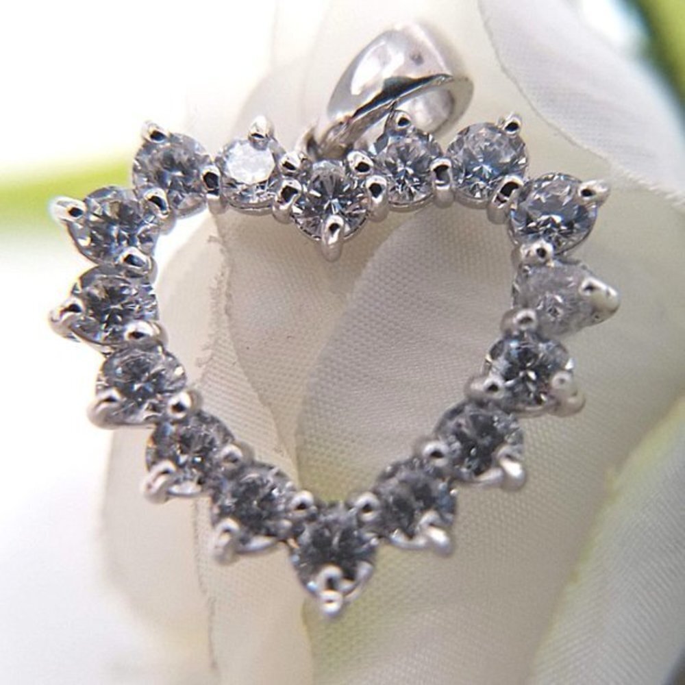 925 AAA Rated 16 Brilliant White CZ's Sterling Heart Necklace NWT - Picture 7 of 10